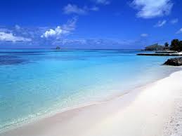 Biển Cô Tô xanh trong với bãi cát trắng mịn